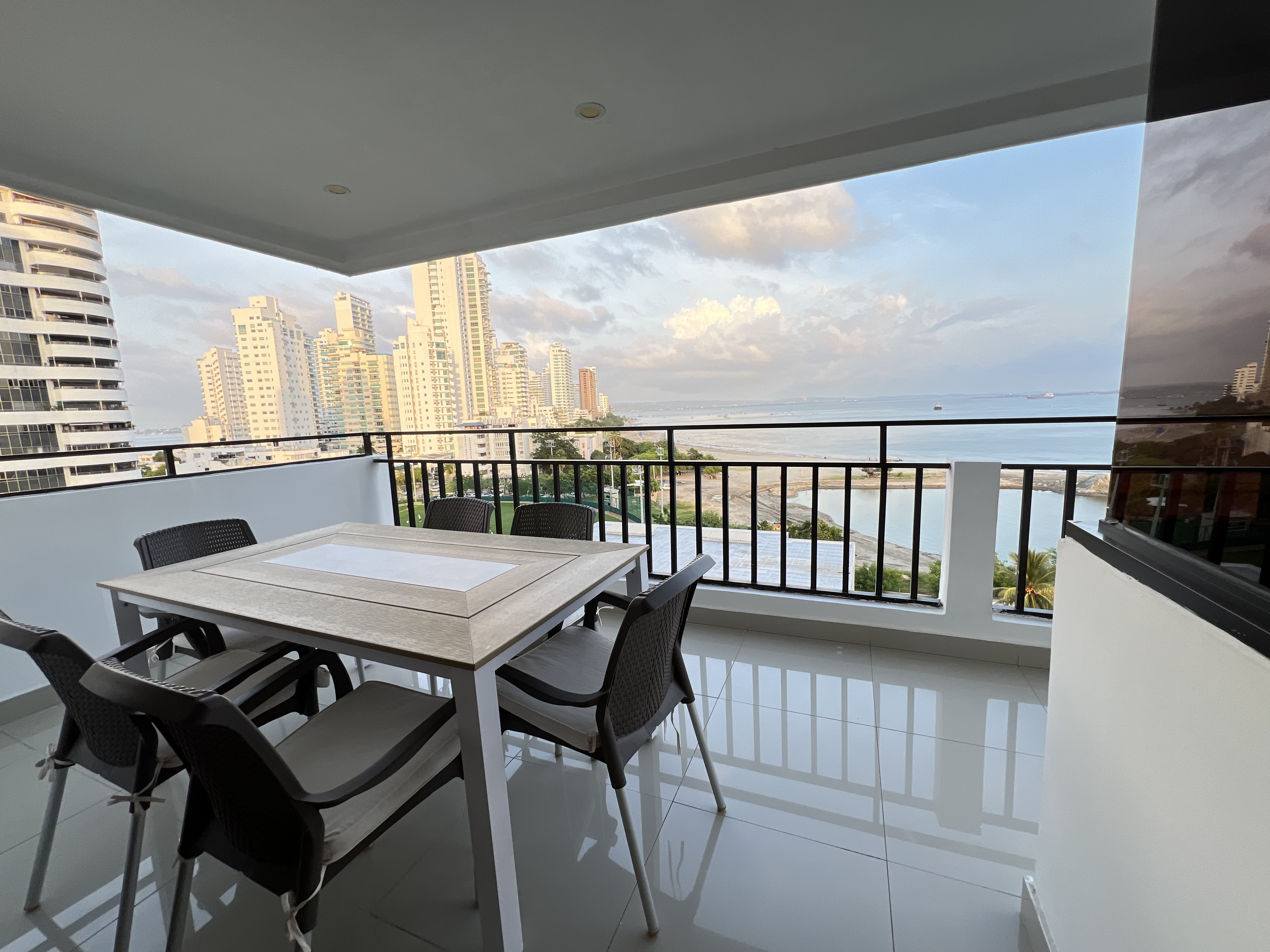 APARTAMENTO EN BOCAGRANDE EDIFICIO IPANEMA